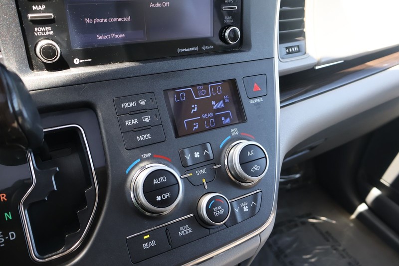 Toyota Sienna Vehicle Full-screen Gallery Image 31