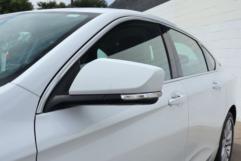 Chevrolet Impala Vehicle Full-screen Gallery Image 12