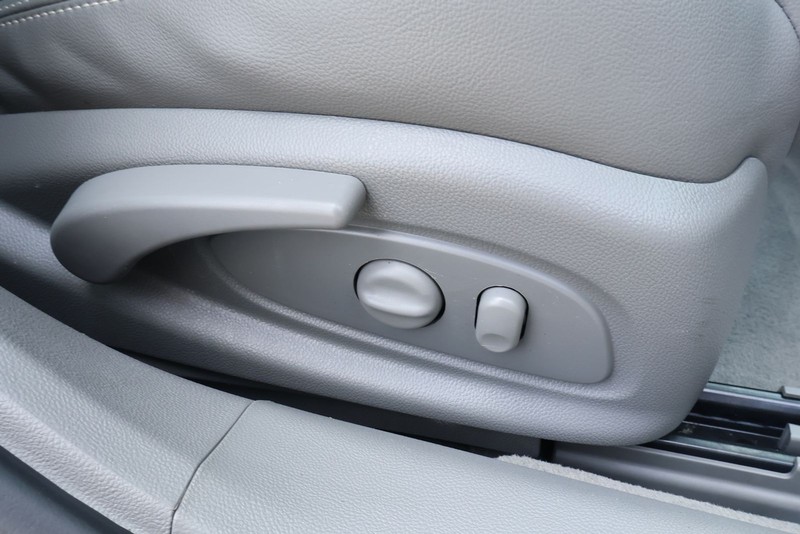 Chevrolet Impala Vehicle Full-screen Gallery Image 23