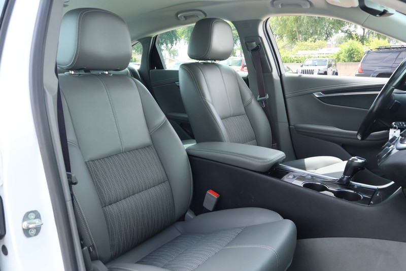 Chevrolet Impala Vehicle Full-screen Gallery Image 24