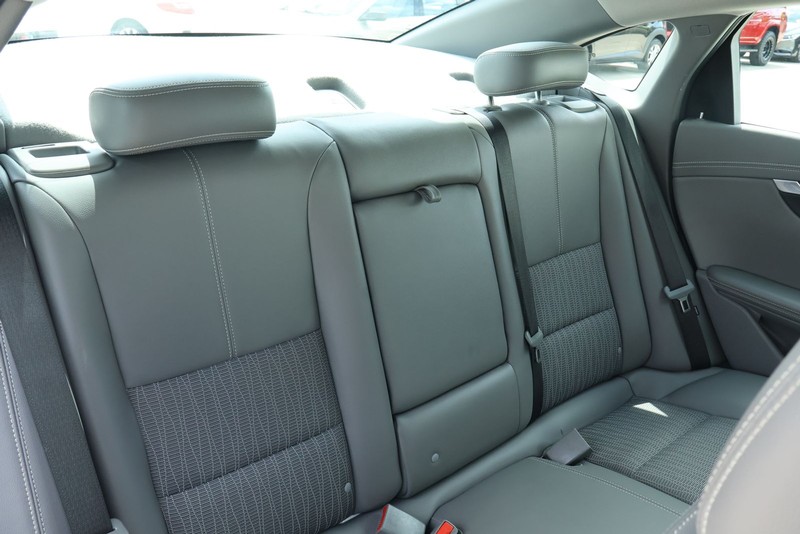 Chevrolet Impala Vehicle Full-screen Gallery Image 25