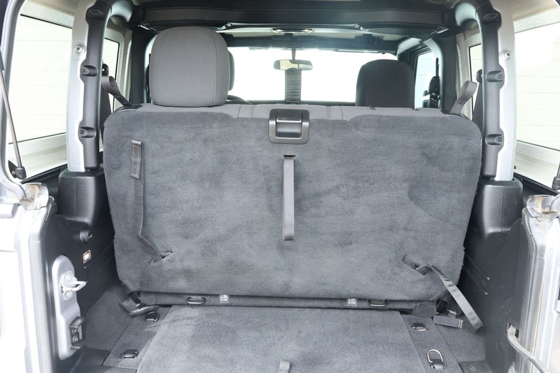 Jeep Wrangler Vehicle Full-screen Gallery Image 09