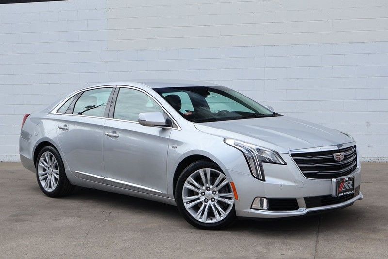 Cadillac XTS Vehicle Full-screen Gallery Image 01