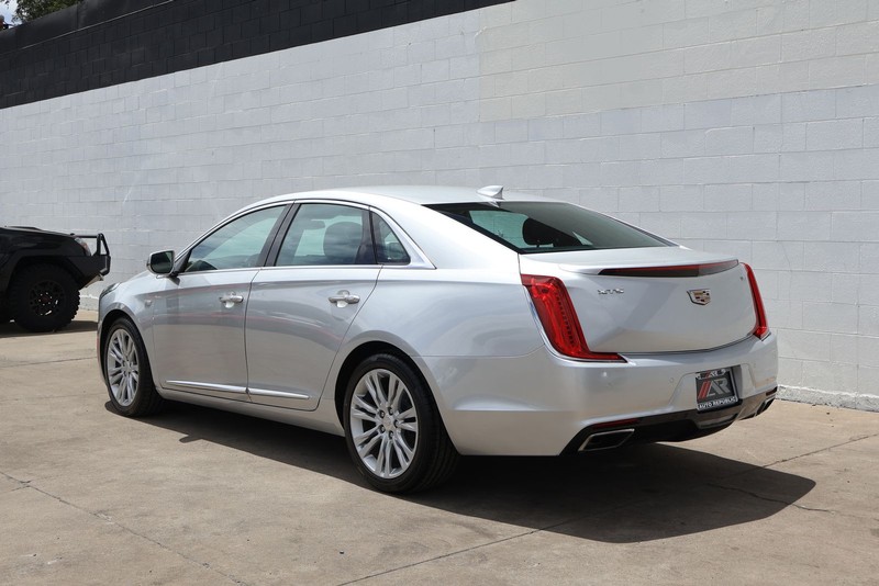 Cadillac XTS Vehicle Full-screen Gallery Image 09