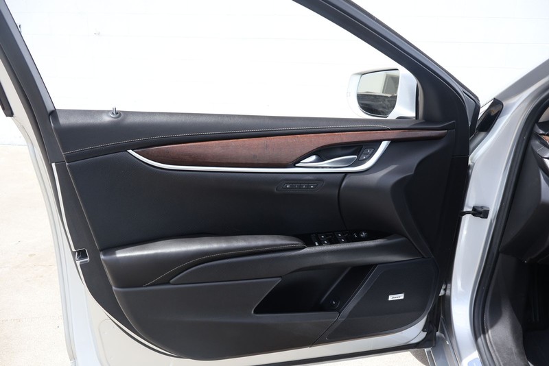 Cadillac XTS Vehicle Full-screen Gallery Image 14