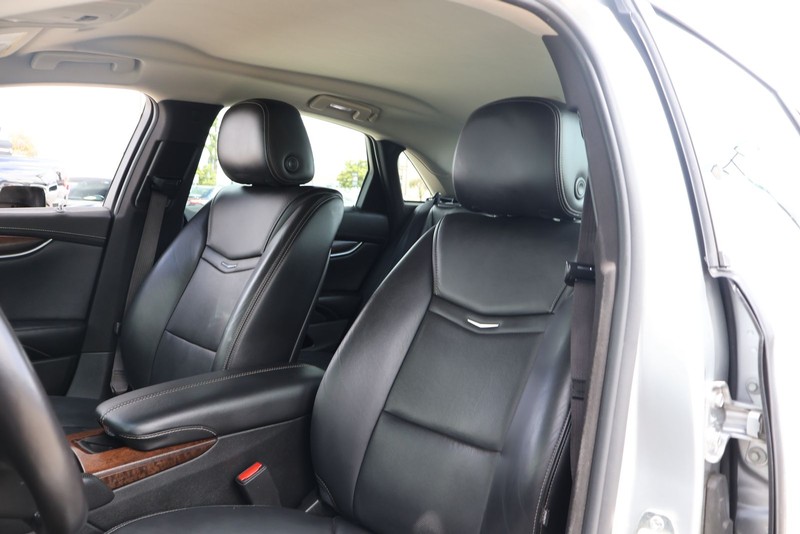 Cadillac XTS Vehicle Full-screen Gallery Image 16