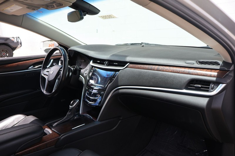 Cadillac XTS Vehicle Full-screen Gallery Image 18