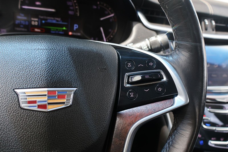 Cadillac XTS Vehicle Full-screen Gallery Image 26