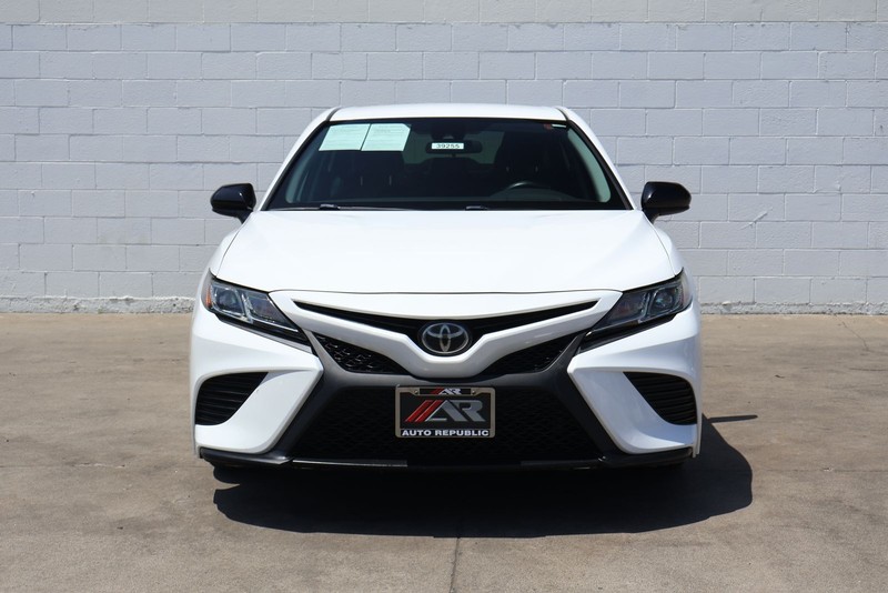 Toyota Camry Vehicle Full-screen Gallery Image 02
