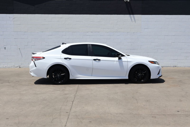 Toyota Camry Vehicle Full-screen Gallery Image 04