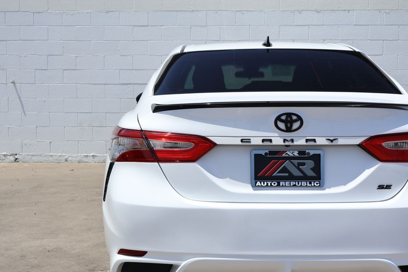 Toyota Camry Vehicle Full-screen Gallery Image 07