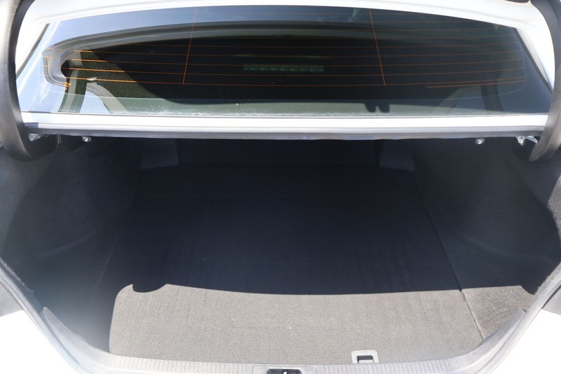Toyota Camry Vehicle Full-screen Gallery Image 08