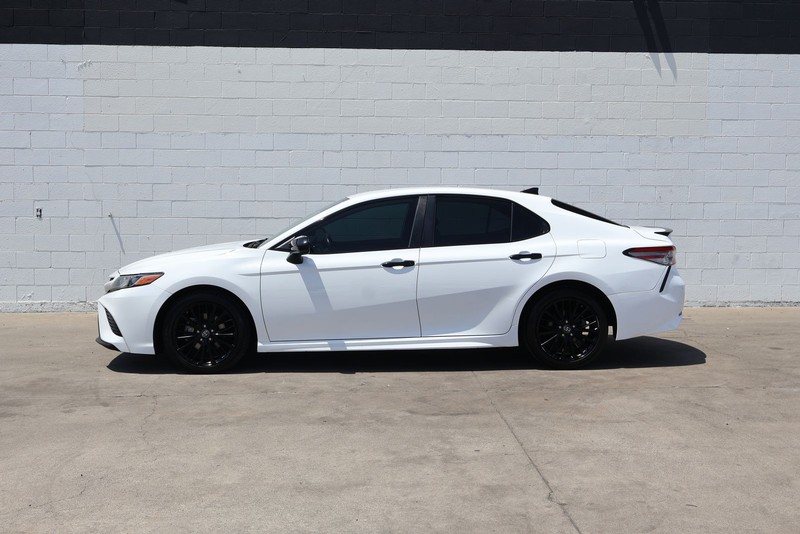 Toyota Camry Vehicle Full-screen Gallery Image 10
