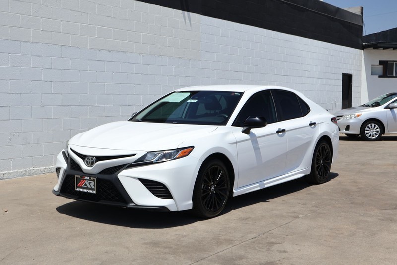 Toyota Camry Vehicle Full-screen Gallery Image 11