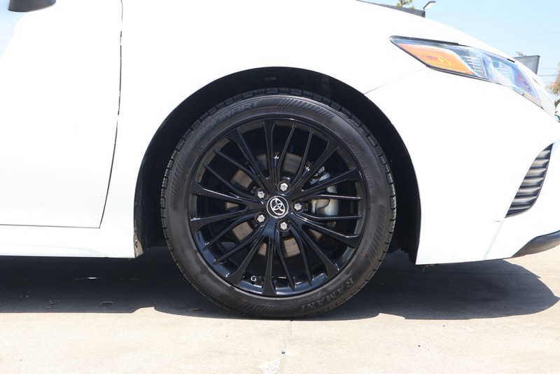 Toyota Camry Vehicle Full-screen Gallery Image 13