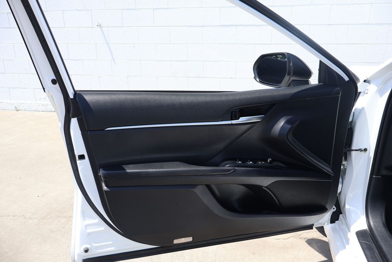 Toyota Camry Vehicle Full-screen Gallery Image 14