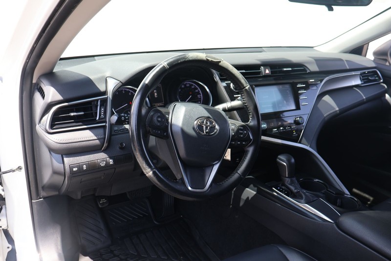 Toyota Camry Vehicle Full-screen Gallery Image 15