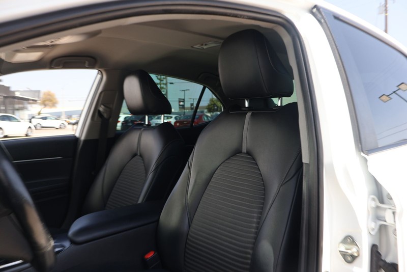 Toyota Camry Vehicle Full-screen Gallery Image 16