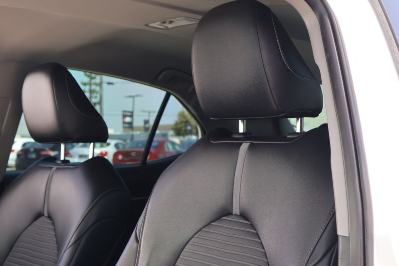 Toyota Camry Vehicle Full-screen Gallery Image 17