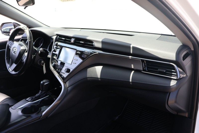 Toyota Camry Vehicle Full-screen Gallery Image 18