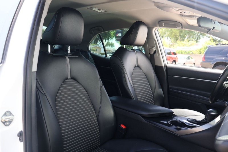 Toyota Camry Vehicle Full-screen Gallery Image 19