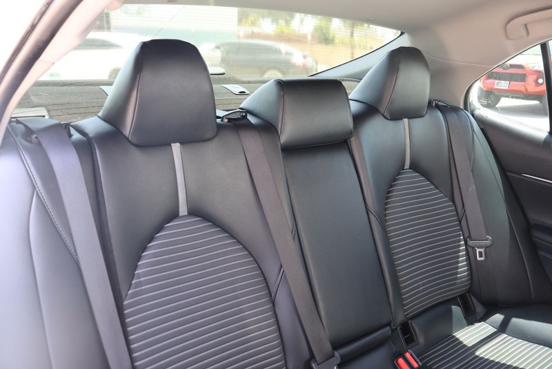 Toyota Camry Vehicle Full-screen Gallery Image 20
