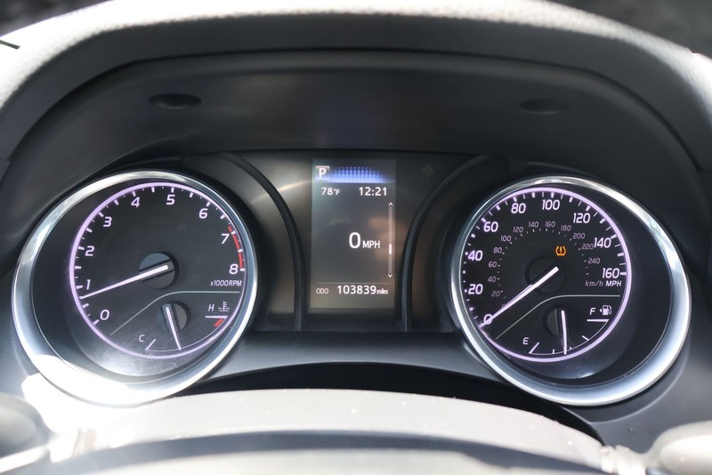 Toyota Camry Vehicle Full-screen Gallery Image 22