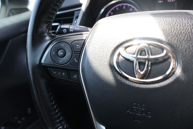 Toyota Camry Vehicle Full-screen Gallery Image 24