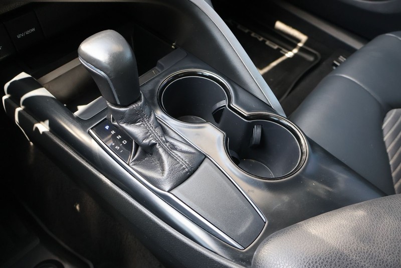 Toyota Camry Vehicle Full-screen Gallery Image 30