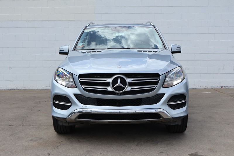 Mercedes-Benz GLE 350 Vehicle Full-screen Gallery Image 02