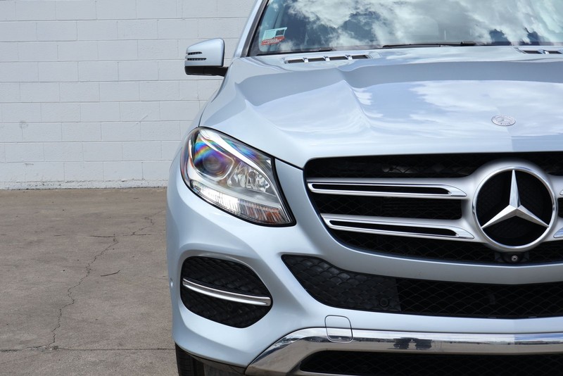 Mercedes-Benz GLE 350 Vehicle Full-screen Gallery Image 03