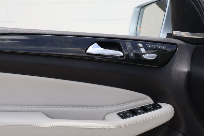 Mercedes-Benz GLE 350 Vehicle Full-screen Gallery Image 16