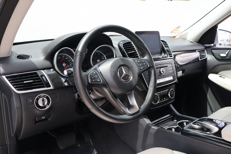 Mercedes-Benz GLE 350 Vehicle Full-screen Gallery Image 17
