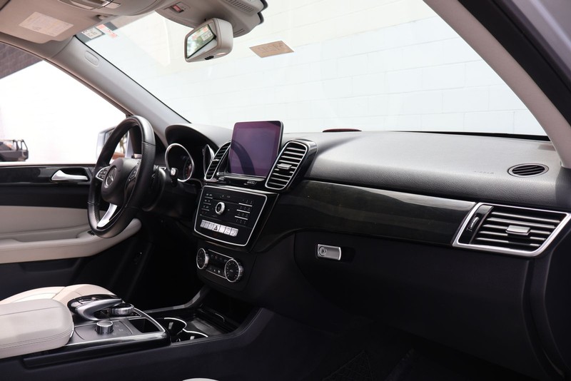 Mercedes-Benz GLE 350 Vehicle Full-screen Gallery Image 20