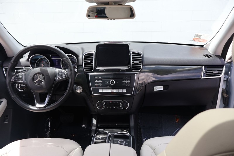 Mercedes-Benz GLE 350 Vehicle Full-screen Gallery Image 23
