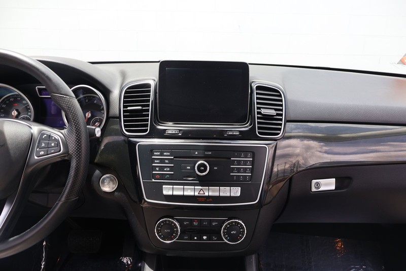Mercedes-Benz GLE 350 Vehicle Full-screen Gallery Image 28