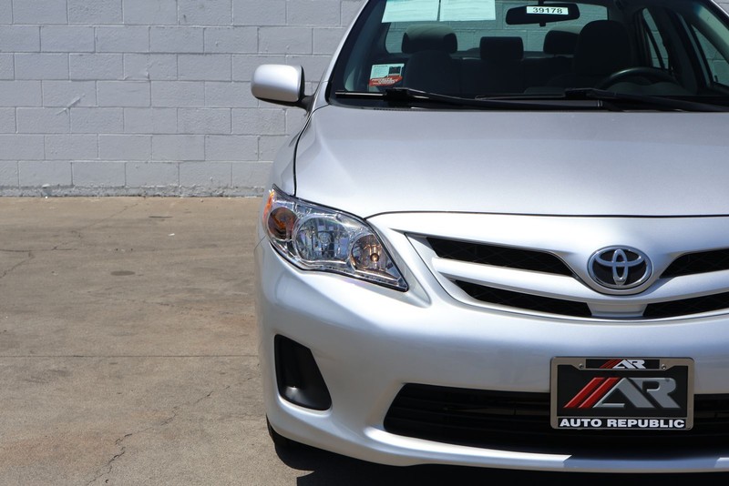 Toyota Corolla Vehicle Full-screen Gallery Image 03