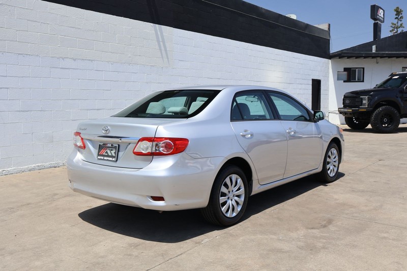 Toyota Corolla Vehicle Full-screen Gallery Image 05