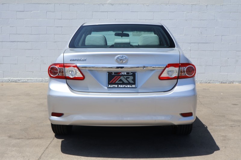 Toyota Corolla Vehicle Full-screen Gallery Image 06