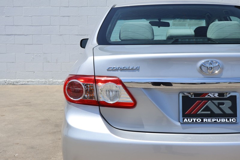 Toyota Corolla Vehicle Full-screen Gallery Image 07