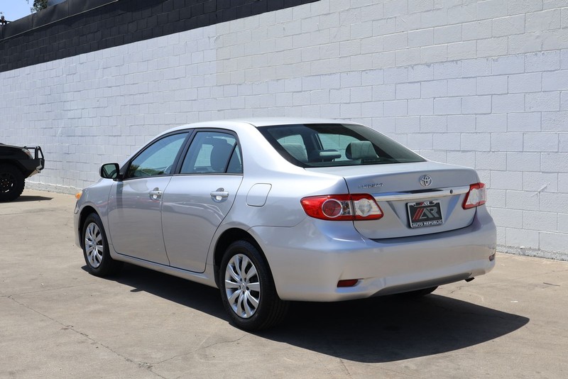 Toyota Corolla Vehicle Full-screen Gallery Image 09