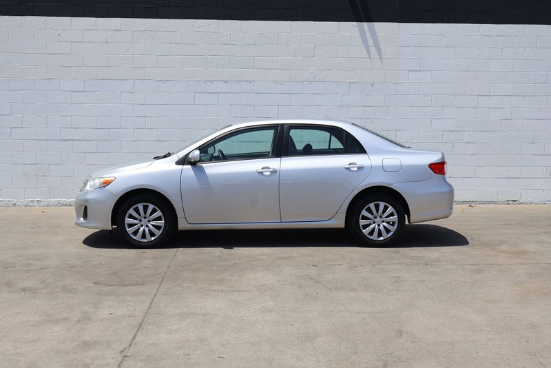 Toyota Corolla Vehicle Full-screen Gallery Image 10