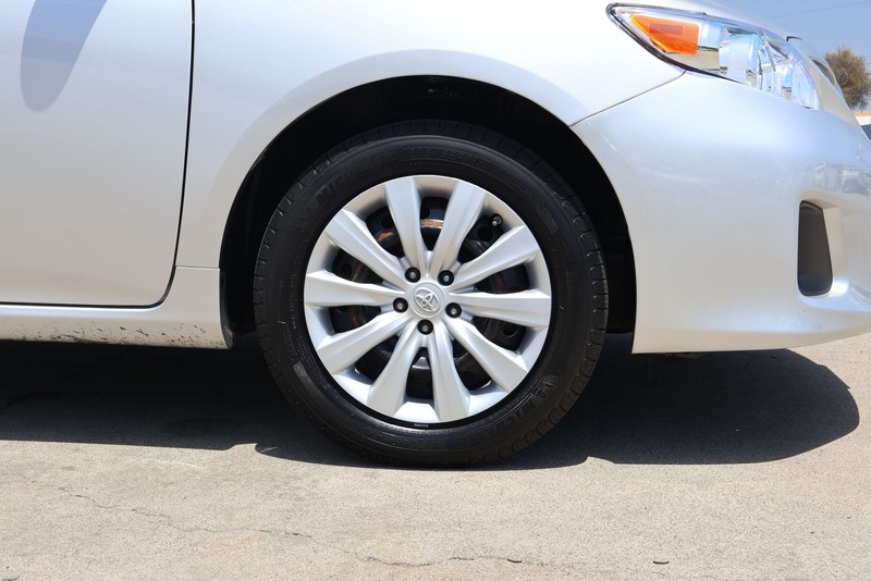 Toyota Corolla Vehicle Full-screen Gallery Image 13