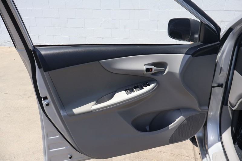 Toyota Corolla Vehicle Full-screen Gallery Image 14