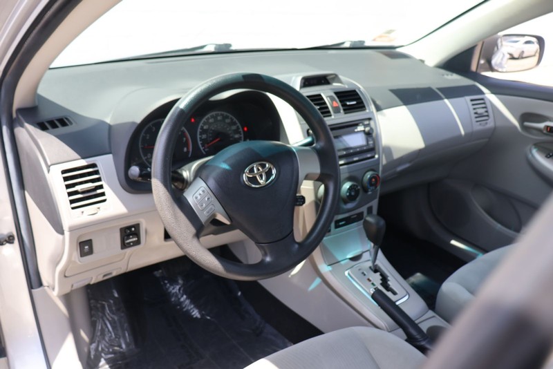 Toyota Corolla Vehicle Full-screen Gallery Image 15