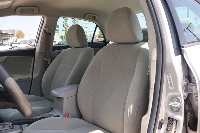 Toyota Corolla Vehicle Full-screen Gallery Image 16