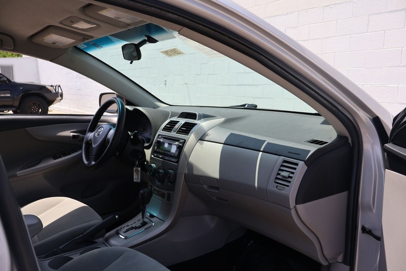 Toyota Corolla Vehicle Full-screen Gallery Image 18