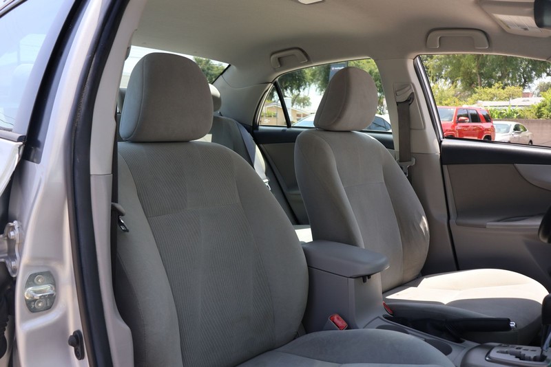 Toyota Corolla Vehicle Full-screen Gallery Image 19