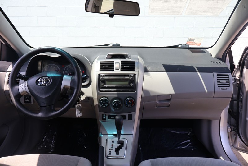 Toyota Corolla Vehicle Full-screen Gallery Image 21