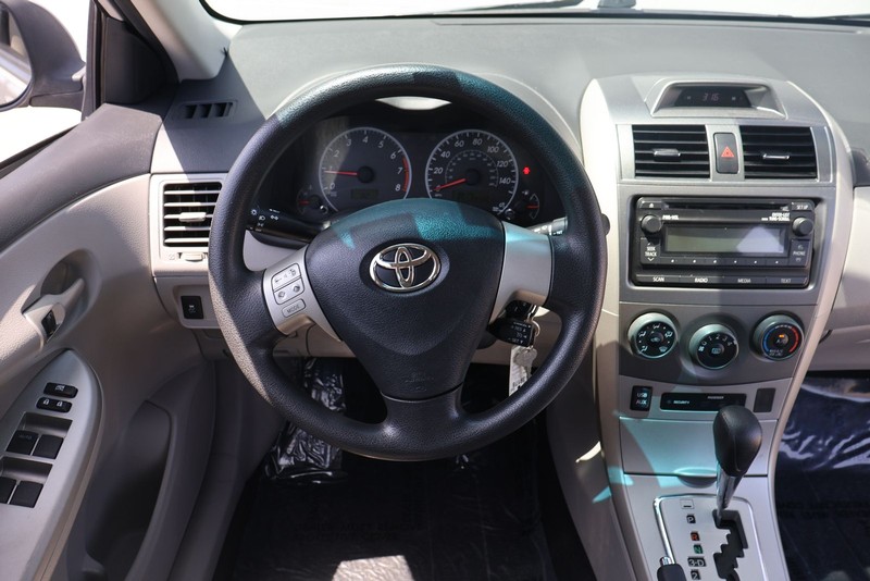 Toyota Corolla Vehicle Full-screen Gallery Image 23